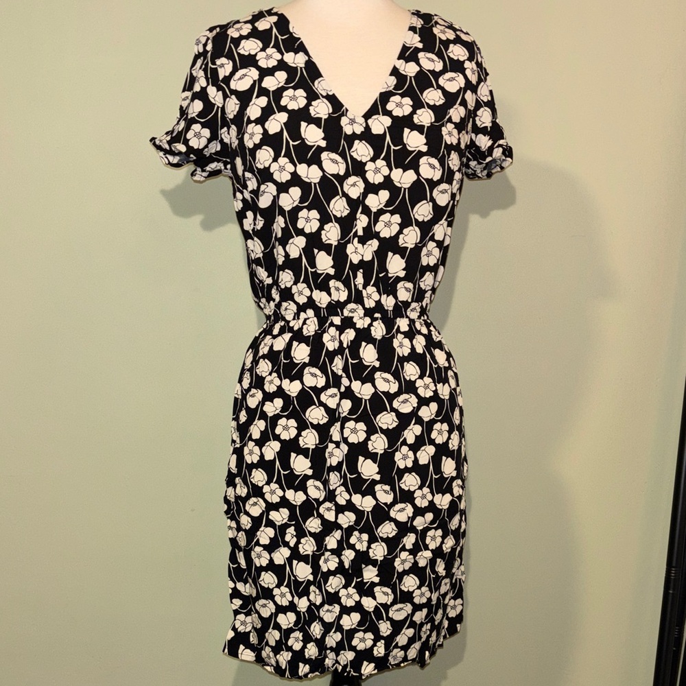 GAP Black and White Floral V-Neck knee length Dress size small